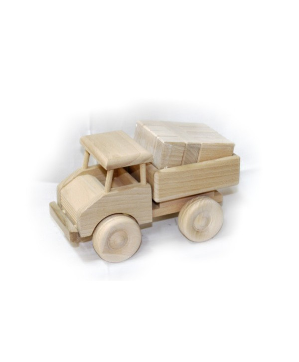 Drevený nákladiak s kockami.